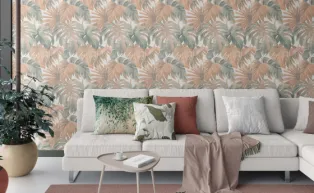 moderner Wohnraum mit Sofa und Vliestapete mit Monstera Blättern in blassem grün und terracotta