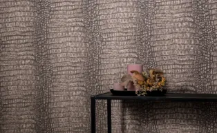 schwarzer kleiner Konsolentisch mit Vliestapete in dunklem braun mit Glanzeffekten in Kroko-Optik