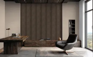 modernes Arbeitszimmer mit Vliestapete in dunklem braun in Kroko-Optik