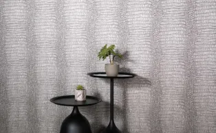 zwei schwarze kleine Beistelltisch mit Vliestapete in Silber mit Glanzeffekten in Kroko-Optik