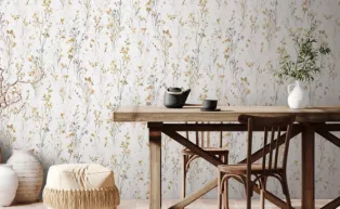 Esstisch in rustikalem Holz, in modernem Landhausstil, Vliestapete mit zartem Gräsermotiv in Beige- und Gelbtönen