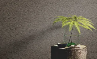 Rustikale Deko, Glasvase mit Farn, Vliestapete mit kleinem grafischen Muster in dunklem Braun