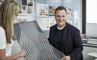 Gudio Maria Kretschmer und Designerin Inga Grabow entwerfen die neue Tapetenkollektion Fashion for Walls