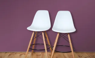 Vliestapete Unistruktur in dunklem Violett Kollektion Colour Stories, Barhocker, Holzboden