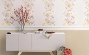Vliestapete Blumentapete in Creme, Sideboard weiß