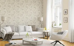 Modernes Wohnzimmer mit Vliestapete mit Gräsern in hellem Beige