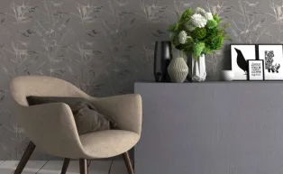 Vliestapete in Taupe mit Metallicglanz in Bronze, Sessel und Deko