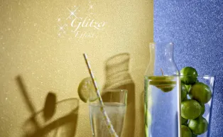 Vliestapete in gelber und blauer Unistruktur mit Glitzereffekt.