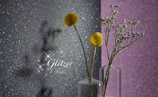 Vliestapete in schwarzer und violetter Unistruktur mit Glitzereffekt