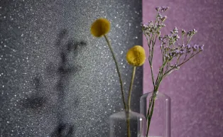 Vliestapete in schwarzer und violetter Unistruktur mit Glitzereffekt