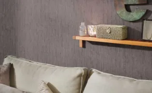 Vliestapete in feiner Holzrindenoptik in einem dunklen Taupeton