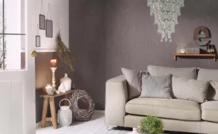 Vliestapete in feiner Holzrindenoptik in einem dunklen Taupeton