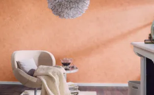 Vliestapete mit elegantem Marmor-Motive und metallsichen Effekten in einem frischen Apricot