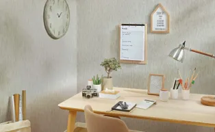 Vlietapete mit versteinert wirkender Holzrindenstruktur in einem hellen Grau 