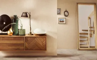 Vliestapete in einem zarten beige, die durch goldene metallic Effekte an der Wand wie Gold wirkt