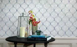 Vliestapete mit Wellengrafik in silber-weiß mit metallisch blauen Effekten