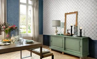 Vliestapete mit Wellengrafik in silber-weiß mit metallisch blauen Effekten