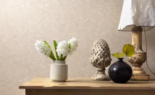 Unitapete in edlem Beige mit verwaschenem Patina-Effekt 