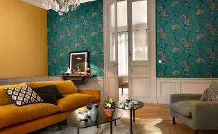 Vliestapete mit vintage Blumenmotiv in türkisen und ocker Farbtönen. Unitapete in Ocker