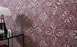 Vliestapete mit Ornamentmotiv im Vintage-Look in einem dunklen Rot und metallischen Effektenot