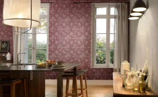 Vliestapete mit Ornamentmotiv im Vintage-Look in einem dunklen Rot und metallischen Effekten