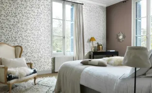 Vliestapete mit silbernem Blättermuster und weißem Hintergrund