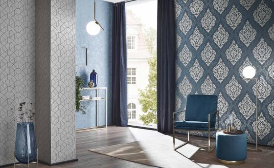 Modernes Wohnzimmer mit Vliestapeten in Silber und Blau
