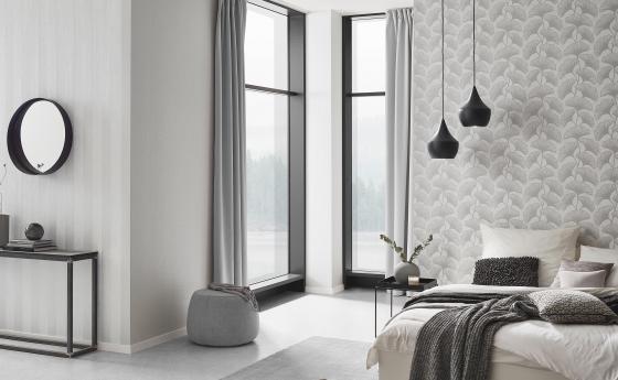 Helles Schlafzimmer mit modernen Vliestapeten, helles Design mit Ginkoblättern