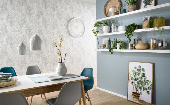 Moderne Wohnküche mit Vliestapete im Bambus Design in zartem Bleu, Holztisch, Wandregale mit Küchendeko