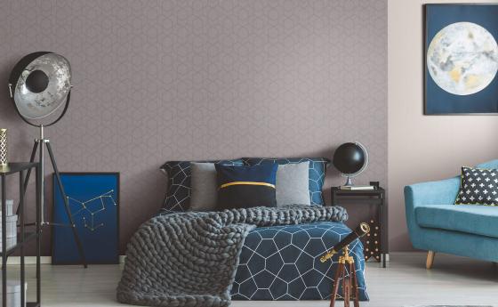 Schlafzimmer in Blau und Greige, Vliestapete mit modernem grafischen Design, Bett und Sessel in Blau