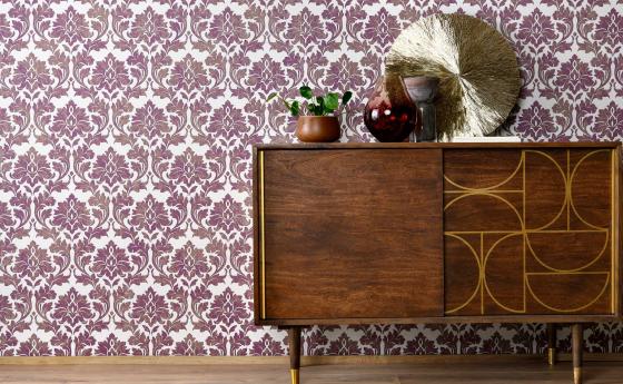 Moderne Barocktapete in Violett und Gold, Sideboard in dunklem Holz, Deko
