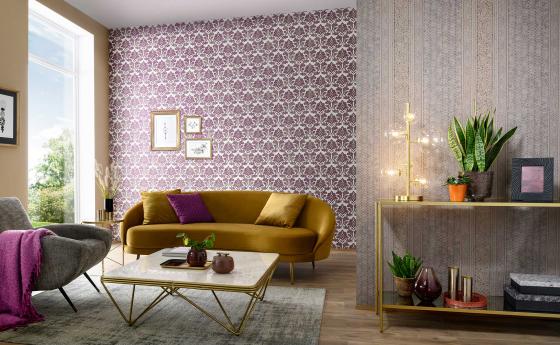 Modernes elegantes Wohnzimmer in Curry und Violett, Vliestapeten mit modernem Barockmotiv, Couch in Senfgelb, Deko