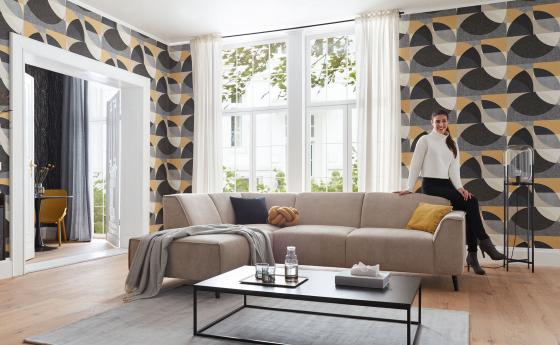 Wohnzimmer mit Kreistapete, großes Sofa, ELLE Design