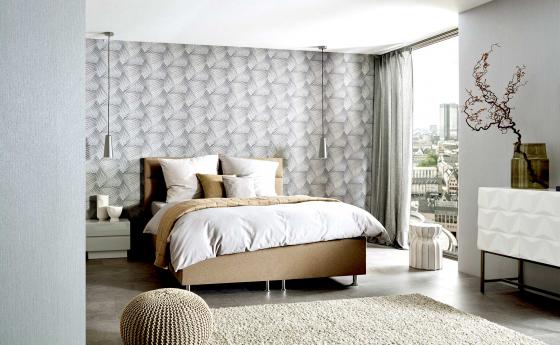 Graue Vliestapete mit schönem Muster, Schlafzimmer mit großem Bett