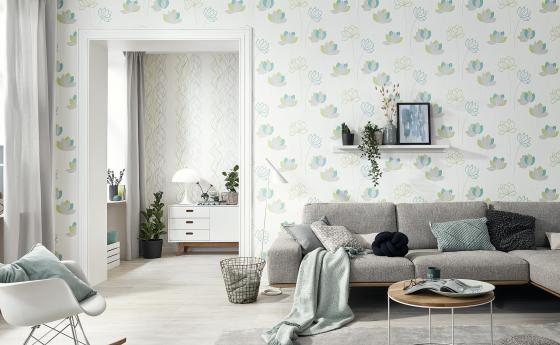Modernes Wohnzimmer mit Wandgestaltung als Vliestapete mit Blumenmuster in frischem Grün und Mint