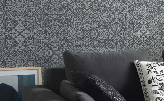 Wandgestaltung Wohnzimmer, Vliestapete in graphit mit detailreichem Ornament-Muster, graue moderne Couch