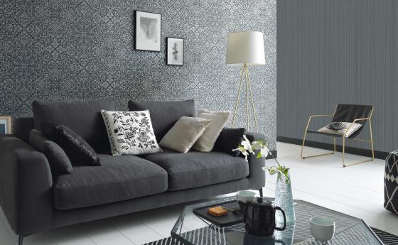 Wandgestaltung Wohnzimmer, Vliestapete in graphit mit detailreichem Ornament-Muster