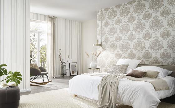 Modernes Schlafzimmer mit heller Barocktapete in Cremetönen, Bett und Deko in hellen Naturtönen