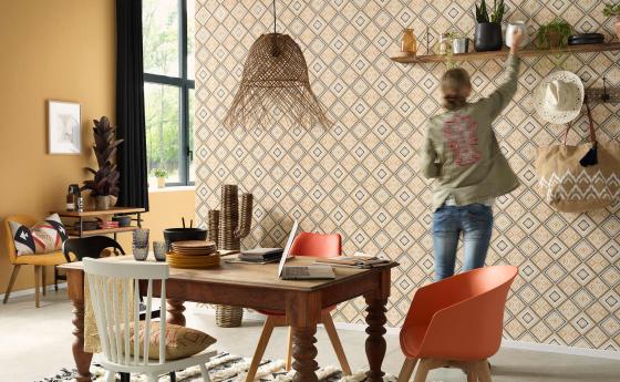 Wohnküche mit moderner Wandgestaltung mit Vliestapete im grafischen Ethno-Look in warmen Gelbtönen