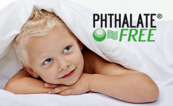 Kind im Bett - Logo phthalate-frei