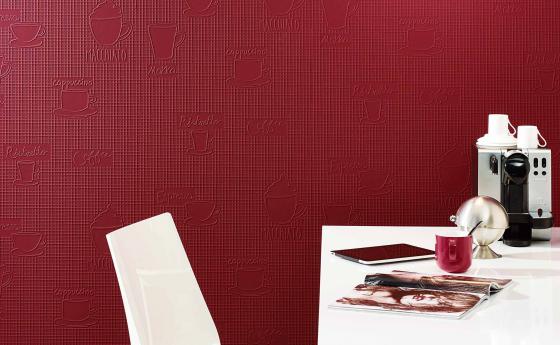Tapete mit Kaffeemotiven in Rot vor Tisch weiß