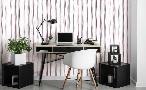 Modernes Arbeitszimmer mit Vliestapete, lebendiges Streifenmotiv in trendigem Berry