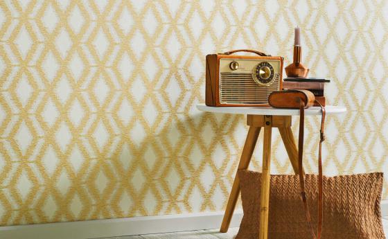 Tapete im Ethno-Style mit Rautenmuster in Gold, Beistelltisch, altes Radio