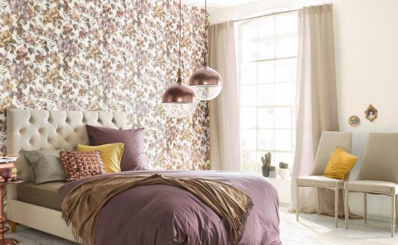 Schlafzimmer mit romantischer Blumentapete in Violett