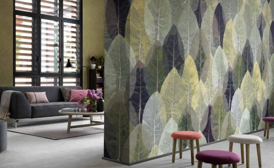 Wohnzimmer Wandgestaltung mit Fototapete, große Blätter in Grün, Violett und Beige