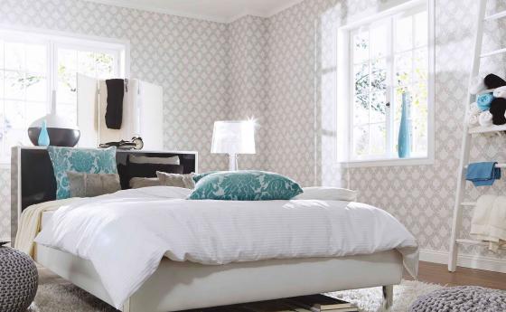 Schlafzimmer mit moderner silber-grauer Ornament-Tapete