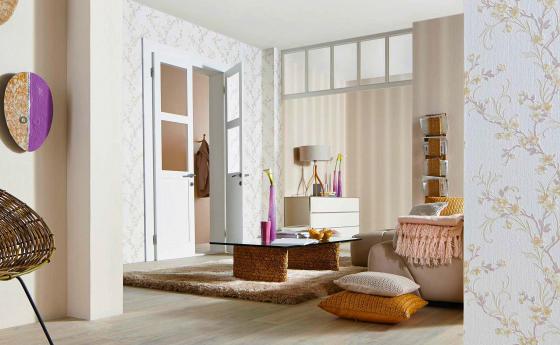 Wohnzimmer mit Tapeten in Creme und Vanille mit Blütenmuster und Streifen