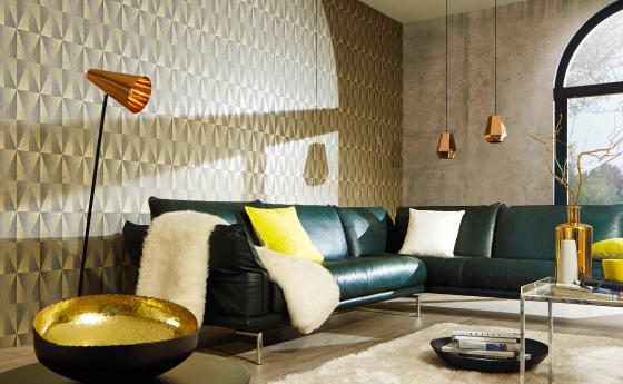 Elegantes Wohnzimmer mit moderner Tapete im Metallic-Look und Dreieck-Grafik