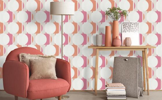 modernes Wohnzimmer mit Retro-Tapete in orange-rosa