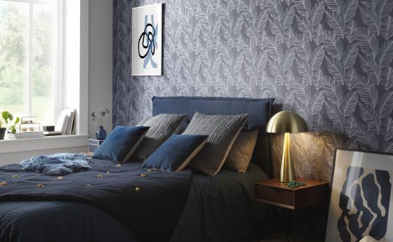 blaue Vliestapete mit Blattmotiv, elegantes Schlafzimmer in Blautönen
